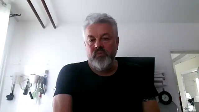 Snapshot of Berg_Boy chatting on February 4, 2026, 12:00 pm Berg Boy online show from February 4, 2026, 12:00 pm