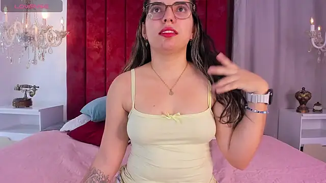 JulietSofia online show from April 5, 2026, 7:44 pm