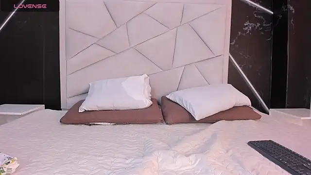 JulietSofia online show from April 14, 2026, 8:15 pm