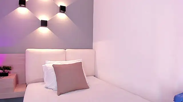 Snapshot of karol_white_ chatting on May 20, 2026, 4:18 am karol white online show from May 20, 2026, 4:18 am