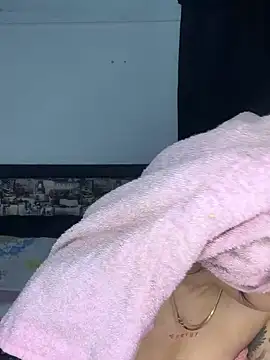 Snapshot of Candy_Roose chatting on March 22, 2025, 1:22 am Candy Roose online show from March 22, 2025, 1:22 am