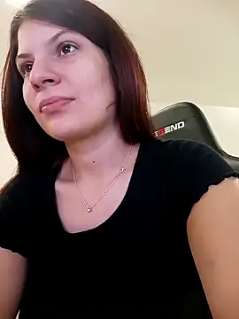 MeCherryy online show from November 17, 2025, 1:28 pm