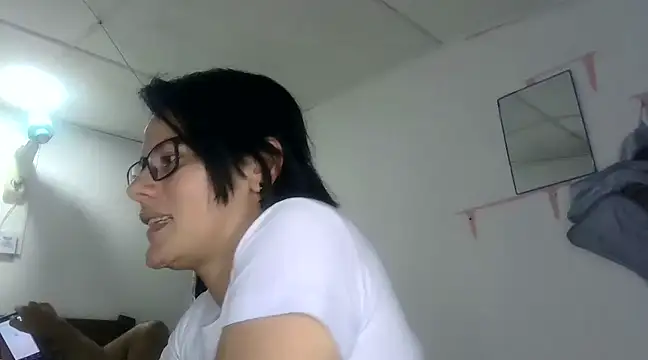 Snapshot of ClinkingTwirp chatting on March 15, 2025, 12:15 am ClinkingTwirp online show from March 15, 2025, 12:15 am