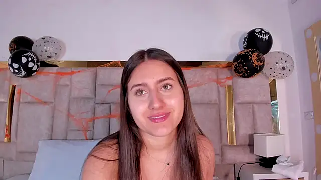 Hanna Evans   online show from October 27, 2025, 12:42 pm