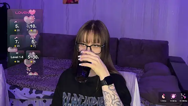 Romanhavesweetydick777 online show from November 17, 2025, 5:52 pm