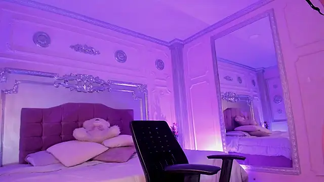 KatianPierce online show from November 25, 2025, 7:25 pm