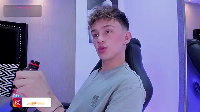 LiamWildx20 online show from April 8, 2026, 4:12 am