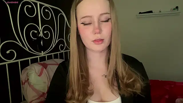 LolyaMin online show from April 26, 2026, 7:44 pm