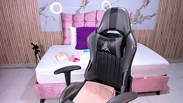 Nicolee19 online show from October 7, 2025, 10:56 am