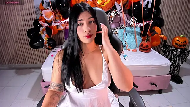 Nicolee19 online show from November 8, 2025, 10:59 am