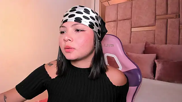 Snapshot of abby_roux chatting on February 5, 2026, 3:22 am abby roux online show from February 5, 2026, 3:22 am