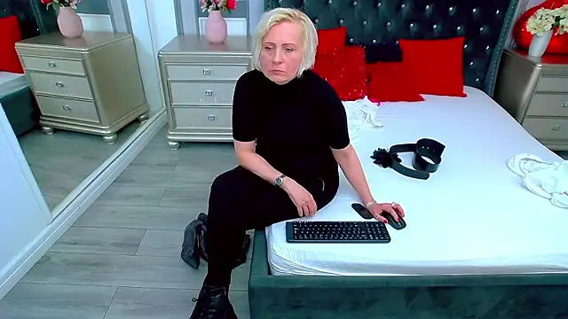 SuzzySun online show from December 27, 2024, 12:34 pm