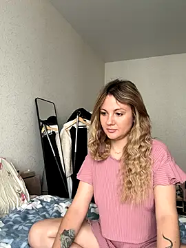 mollygirll online show from October 3, 2025, 9:17 am