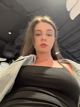 Snapshot of MilaBee chatting on July 25, 2026, 4:37 pm MilaBee online show from July 25, 2026, 4:37 pm