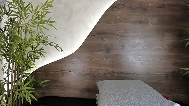 mia lacy  online show from November 28, 2025, 8:00 pm