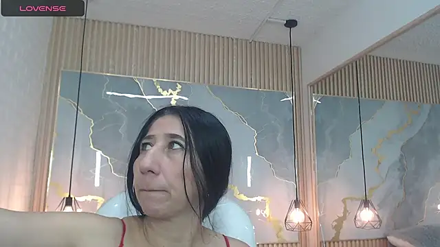 nei girl online show from November 7, 2025, 11:43 am