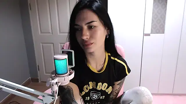 Snapshot of pixielustt chatting on November 10, 2025, 5:01 pm pixielustt online show from November 10, 2025, 5:01 pm