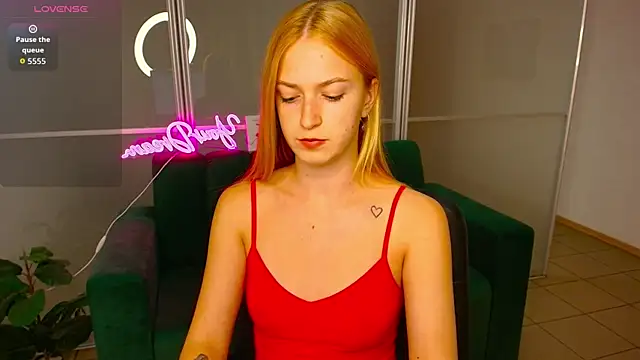 Snapshot of MirandaMayers chatting on September 26, 2025, 8:24 pm MirandaMayers online show from September 26, 2025, 8:24 pm