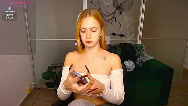 Snapshot of MirandaMayers chatting on October 30, 2025, 2:29 pm MirandaMayers online show from October 30, 2025, 2:29 pm