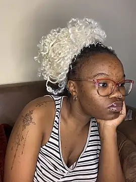 YummyMelanin117 online show from April 15, 2026, 1:34 am