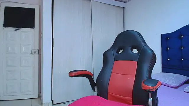 lovehotpink online show from November 8, 2025, 7:23 pm