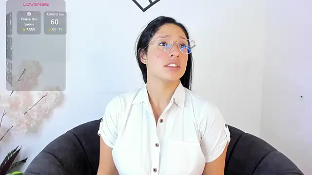 Elaine87  online show from March 20, 2025, 11:45 pm