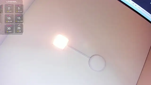 andrea xoe  online show from November 12, 2025, 11:43 am