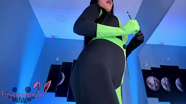 FreyaZimmerman  online show from October 6, 2025, 8:28 pm