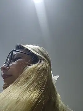 Pretty roxxyy online show from March 8, 2026, 9:57 am