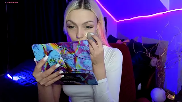 LinaLirian online show from November 23, 2025, 2:06 pm