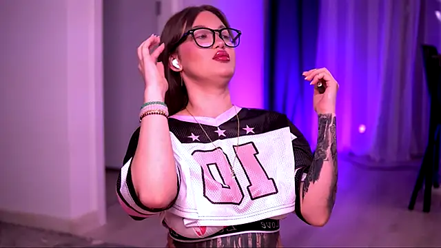 AryaDeluna online show from October 2, 2025, 11:01 pm