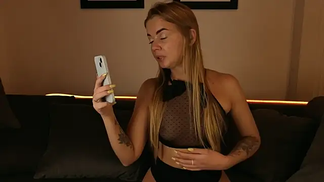 Snapshot of CarrieBradshaww chatting on October 27, 2025, 4:00 pm CarrieBradshaww online show from October 27, 2025, 4:00 pm