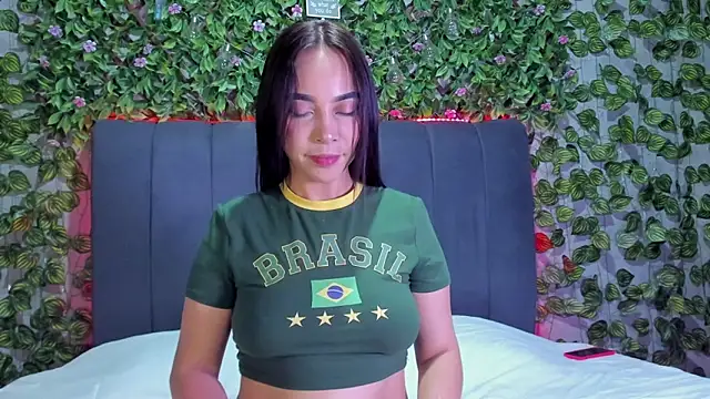 evelin 33 online show from October 6, 2025, 9:23 pm