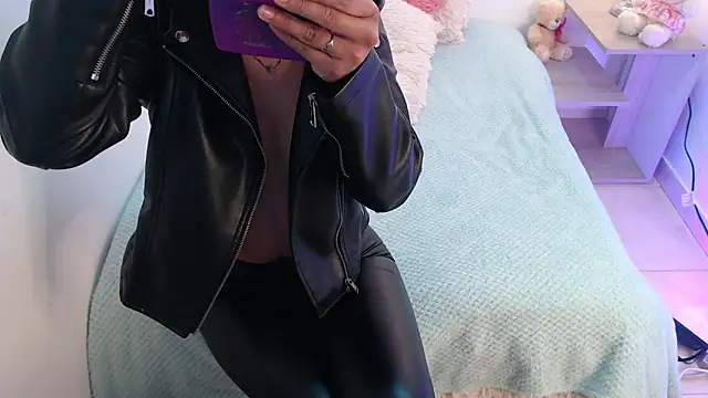 Snapshot of renataj chatting on November 3, 2025, 7:04 pm renataj online show from November 3, 2025, 7:04 pm