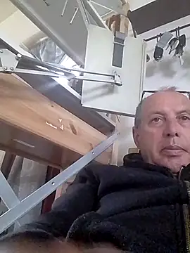Snapshot of Vince072 chatting on April 12, 2026, 4:23 pm Vince072 online show from April 12, 2026, 4:23 pm
