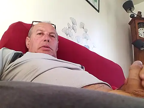 Snapshot of Vince072 chatting on June 14, 2026, 7:43 am Vince072 online show from June 14, 2026, 7:43 am