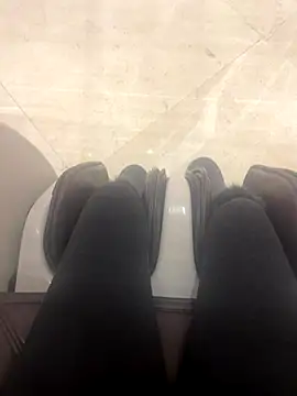 xiaoyuan01 online show from December 22, 2025, 1:46 am