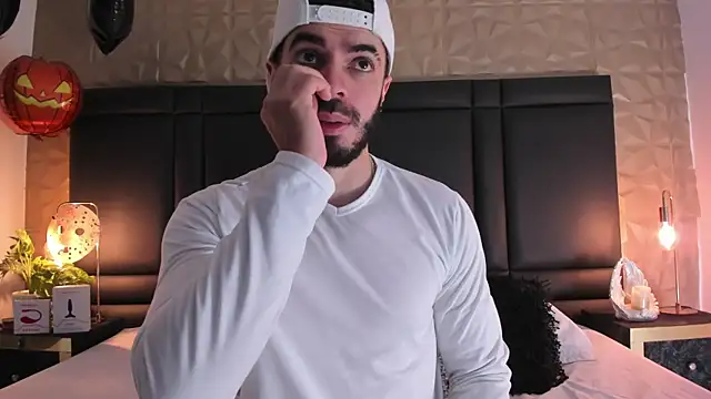 AxelThompson  online show from October 16, 2025, 12:28 pm