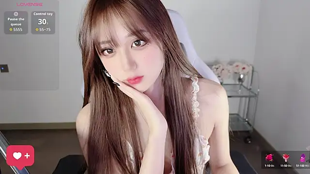 Snapshot of OwQoll chatting on October 15, 2025, 9:37 pm OwQoll online show from October 15, 2025, 9:37 pm