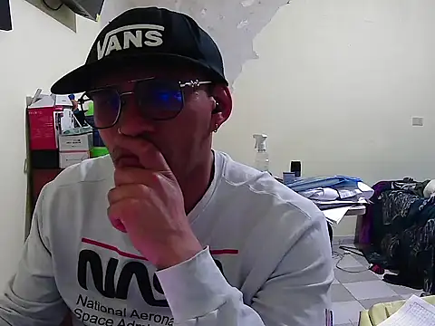 DOBLEWYOSK69G online show from October 24, 2025, 5:37 am