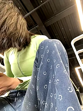 Ninazhang online show from November 29, 2025, 5:54 am