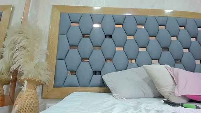 juliette pretty  online show from November 9, 2025, 7:01 pm