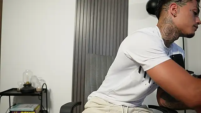 AxelVilla  online show from October 6, 2025, 8:06 pm