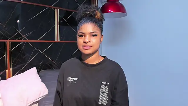 HannyThompson online show from November 18, 2025, 12:31 pm