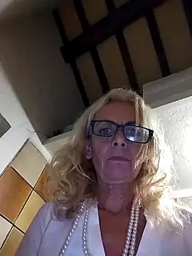 clarabell4 online show from October 31, 2025, 9:38 pm