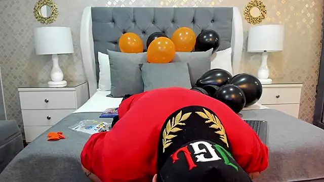 ZoeKrug online show from October 14, 2025, 7:25 pm