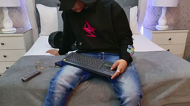 ZoeKrug online show from December 22, 2025, 7:22 pm