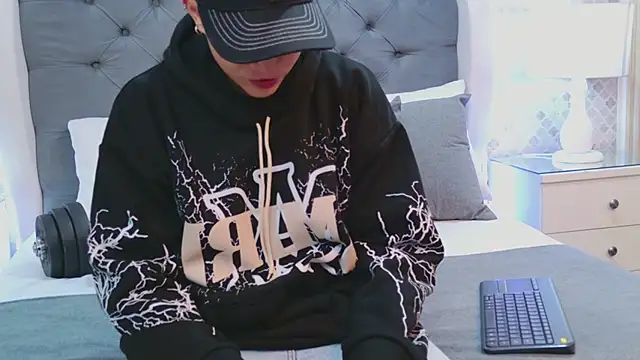 ZoeKrug online show from January 14, 2026, 11:49 am