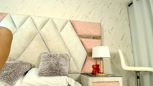 Zoelucas online show from March 17, 2026, 12:08 pm