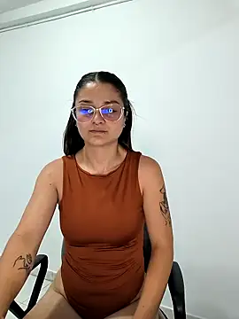Snapshot of Coralinne__ chatting on April 10, 2026, 1:11 am Coralinne online show from April 10, 2026, 1:11 am